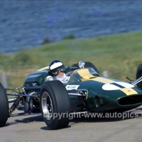 Jimmy sur le circuit avec la Lotus 39 de Lakeside